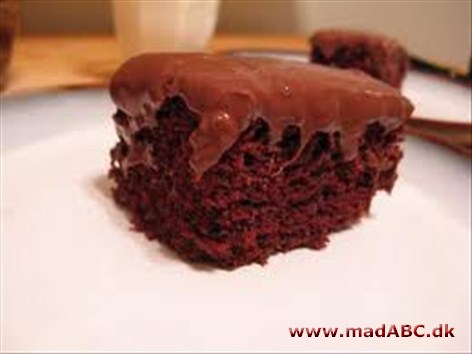 Prøv denne opskrift på Bedstemors kage, der er super nem at lave. Server gerne til kaffen eller med en kugle vaniljeis til dessert. Pynt med chokolade eller glasur. 