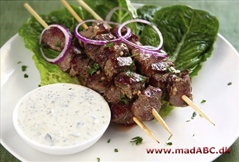 Beduin-spid Spændende opskrift på spid med lammekød, samt porre og løg og krydderier. Retten kan laves på grill eller i ovn. Server gerne lækkert brød og salat til eller en lækker dressing