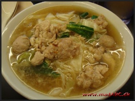 Bee hoon supper stammer oprindeligt fra det asiatiske køkken for eksempel Singapore. Suppen kan laves på mange måder; her laves den med svin og rejer og bee hoon, der er en type risnudler.  