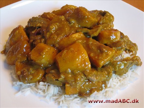 Beef curry Her er en opskift på en nem og hurtig asiatisk inspireret karryret lavet på blandt andet kokosmælk og kartofler. Server gerne med ris til.