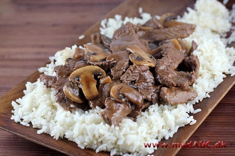 Beefsteaks med svampe, ingefær og tomat Denne ret med beefsteakers - eller bare bøf, med svampe, ingefær og tomat drager inspiration fra det asiatiske køkken blandt andet ved brug af soya og risvin. Server med ris eller nudler og tilbehør.