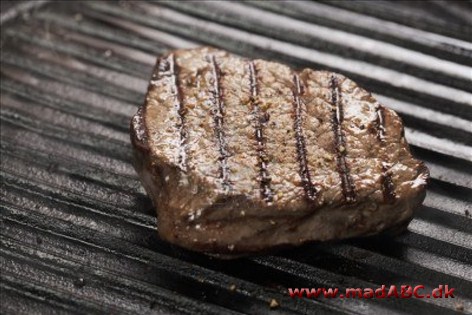 Beghusets peberbøf med sauterede peberfrugter Denne opskift på lækre peberbøffer lavet på oksemørbrad laves med sauce, ovnbagte kartofler med frisk timian og garniture i form af julesalt og tre slags peberfrugt. Et helt lille festmåltid.