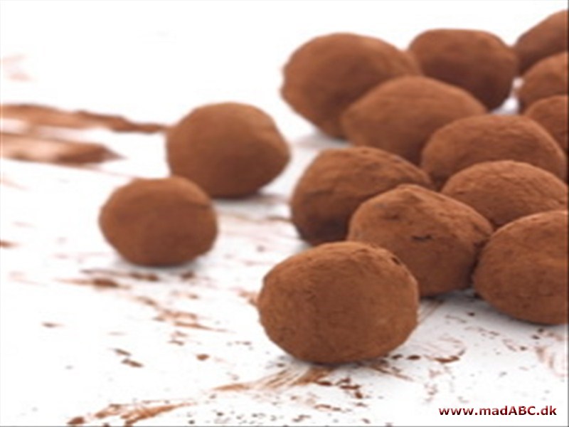 Belgiske chokoladetrøfler Lækre chokoladetrøfler lavet på piskefløde og pyntet med både kakaopulver og hasselnøddekerner. Perfekt til kaffen efter maden, en dag du har gæster.