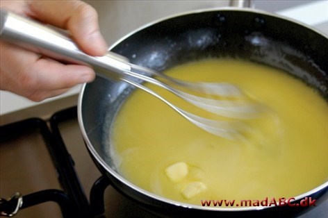 Beurre blanc med lime og citron Beurre Blanc er en smørsauce lavet på eddike og hvidvin. Saucen stammer oprindeligt fra Loiredalen i Frankrig. Her er saucen lavet med et lille twist i form af lime og citron. Velbekomme