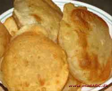 Bhaturas er et luftigt brød fra Nordindien, der bages i tandoor'en (i hed olie). Brødet indeholder ghee, der er klaret smør, yoghurt og semuljemel, der er et groft mel af durumhvede.  