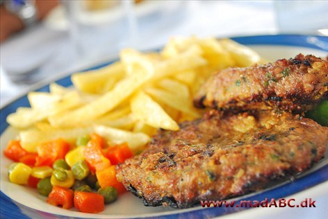 Biftekia er nanvet på en græsk grillet bøf lavet med blandt andet franskbrød og hakket oksekød. Retten pyntes med citronbåde og serveres med stege kartofler og salat. 