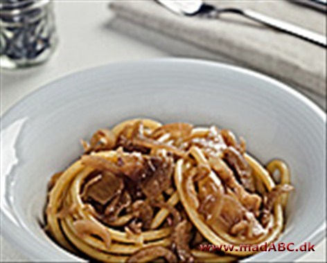 I Bigoli con salsa di tinca e rucola- eller på dansk bigolipasta med suder og rucola er en spændende pastaret med bigolipasta, der er tykke spaghettier samt suder som er en karpefisk. 