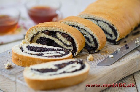 Birkesroulade En roulade er en rullet kage med fyld. Fyldet kan næsten variere i det uendelige. I denne opskift bruges blandet birkes, honning og mandler som fyld, der gør rouladen dejlig sød.