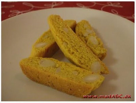 Biscotti med kardemomme og safran Biscotti er lige gode året rundt. De er skønne til en appelsinsalat, fromage eller labre til at dyppe i kaffe eller te.
Den fine krydring er overraskende uden at være søgt.