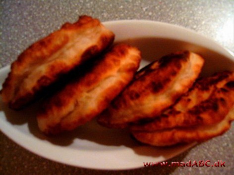 Bisi er en slags pandekagebrød lavet på hvedemel, gær og vand. Bisi severes til æggesalat eller som tilbehør til forskellige pilav-retter.  