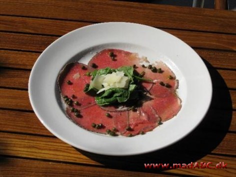 Bison carpaccio Carpaccio er en ret lavet af råt kød. Her bruges bison men andre typer kød så som kalv, eller tun kan sagtens bruges. Retten stammer oprindeligt fra Italien hvor den serveres med olivenolie og citron.