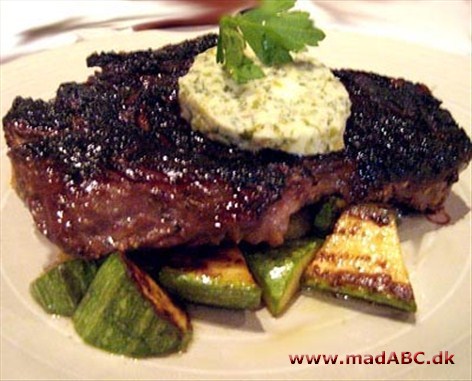 Bison Ribeye Maitre d´Hotel Hvis du virkelig vil imponere dine gæster så prøv disse entrecôtes af bison. Bøfferne serveres med en lille skive hjemmelavet kryddersmør af persille på toppen. Server gerne med grøntsager til.