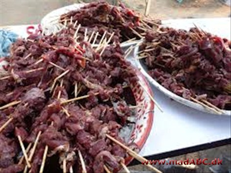 Bisonspid med soya-ingefær-marinade, spicy gulerødder Hvis du vil prøve bisonkød så prøv denne komplette ret med bisonspid, spicy gulerødder, soya-ingefær-marinade samt stege kartofer og hvidløgsmayonnaise. En ret hvor din smagsløg bliver udfordret.