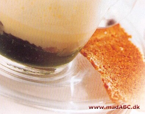 Bisque er en slags suppe oftest lavet på skaldyr, der oprindeligt stammer fra Frankrig. Her laves bisquen med mulingefold og serveres med lækker persillepure, østergele og rugbrødscrutoner. 