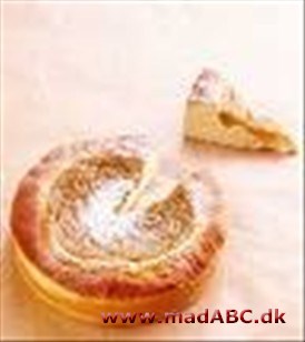 Bistik stammer oprindeligt fra Sønderjylland. Kagen er let at lave og smager dejligt. De kan laves i springform, og kan også skæres over og lægges sammen med en lækker hjemmelavet vaniljecreme. 
