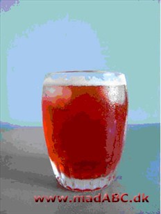 Bitter aperitif Denne bitter aperitif med blandt andet hindbær, solbær og malurt kan drikkes på to måder. Enten som førnævnte aperitif eller med is og danskvand som en long drink.