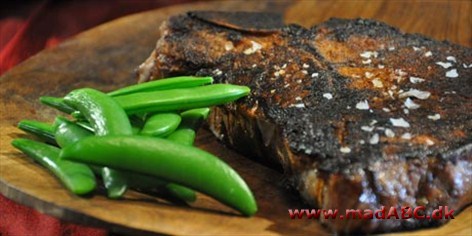 Blackened steak Blackned steak stammer oprindeligt fra cajun-køkkenet i Louisiana i Sydamerika. Steaken smager bedst, når der laves på grillen, men en glohed støbejernspande kan sagtens gå an.