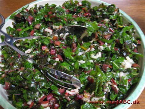 Bladbedesalat, rød, med grønne asparges og panchetta Denne salat med bladbede (kaldes også sølvbede), soltørrede tomater og mizzarella er godt som tilbehør til de fleste kød og fiskeretter. Serveres gerne med godt brød til.