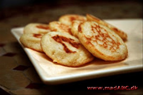 Blinis er en slags pandekager med gær tilsat. Retten stammer fra Ukraine hvor den traditionelt laves af boghvedemel. Her laves pandekagerne også med rismel, der giver lidt sødme.