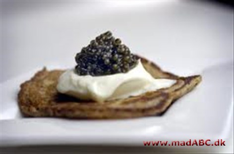 Blinis demidoff Blinis demidoff er en del af menuen i Babettes Gæstebud. Retten består af blinis serveret med cremefraiche og kaviar. I filmen serveres pandekagerne med tør champagne. Velbekomme.