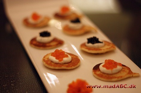 Ægte kaviar er ikke billige, men kan strækkes med finthakket purløg. Spis noget let ... også på sengekanten