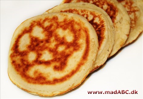 Blinis er små pandekager med gær lavet på boghvedemel. Forretten stammer oprindeligt fra Ukraine, hvor den typisk serveres med kaviar. Her serveres retten med løgrom og stenbiderrogn.  