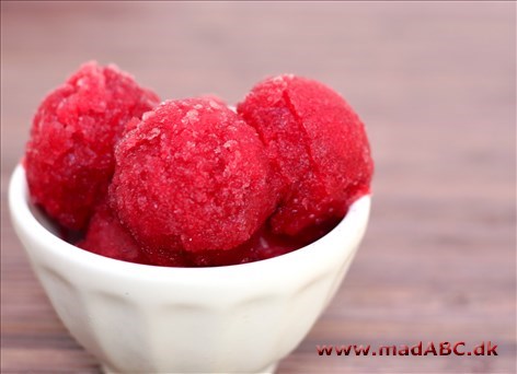 Blodappelsinsorbet med hindbærpuresauce og frisk frugt ♥ Prøv denne hjertevenlige dessert med blodappelsinsorbet med hindbærpuresauce og frisk frugt næste gang du har gæster. Du kan lave sorbeten med eller uden ismaskine. Frugten kan du også varier