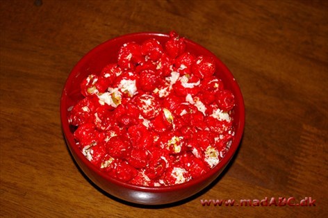 Bloddryppende popcorn Prøv disse bloddryppende popcorn til halloween eller en uhyggeligt fest. De er lette at lave; man skal blot bruge popcorn, flormelis, æggehvide og rød bolsjefarve.