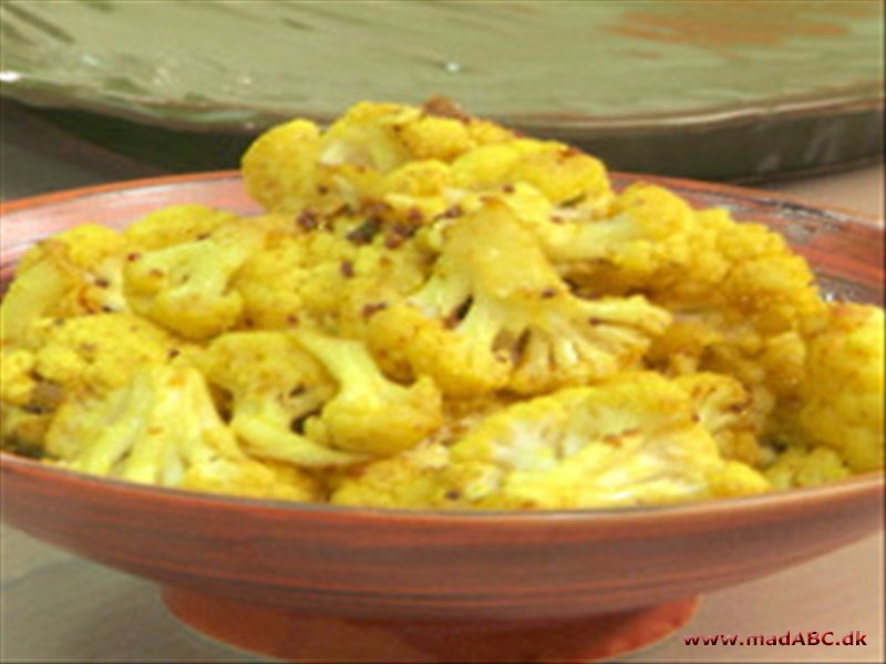Prøv dette indiske inspirerede ret med blomkål, spidskommen, chili og kartofler som let middagsmad. Prøv gerne at server retten med indiske brød- for eksempel chapati eller poori.  