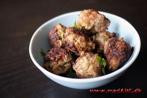 Blomkålsfrikadeller er et spændende fedtfattigt alternativ til aftensmaden. Retten indeholder ikke kød, dog æg, og kan serveres med hvidløgsflûtes og en grøn blandet salat. 