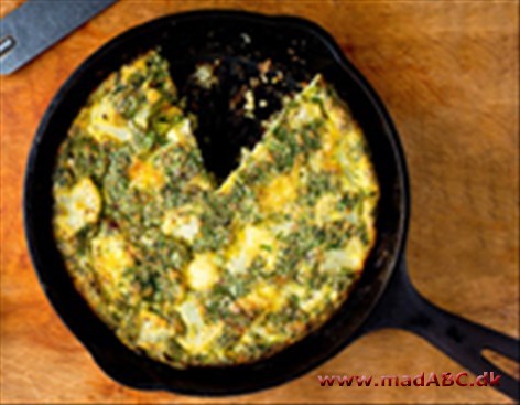 Fritatta er en æggebaseret ret, der kunne minde om omelet. Retten stammer oprindeligt fra Italien. Her laves frittataen med blomkål, ansjosfilleter og kapers. 