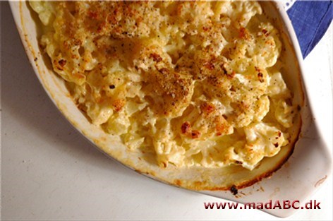 Blomkålsgratin med grønt smør Blomkålsgratin er en dejlig let ret at lave, og så er den billig. Her bliver gratinen serveret med en lækker kryddersmør lavet på blandt andet spinat og persille. Perfekt hverdagsmad.