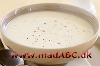 Sæsonen for dansk blomkål er juni til november, så en skål varm suppe med blomkål hel til efteråret er perfekt. Suppen er let at lave enten til forret eller nem aftensmad. og så er der kun 10% fedt i.