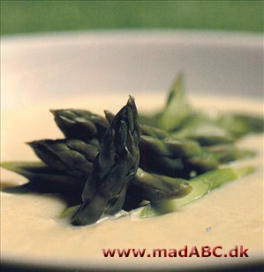 Blomkålssuppe med asparges Hvis du skal på camping eller vandretur og gerne vil lave mad selv, så prøv denne opskrift på blomkålssuppe med asparges, der er tilpasset camping og trangiasæt. Retten er ret at lave og smager dejligt