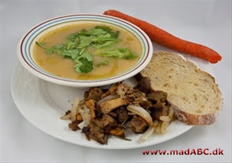 Prøv denne lækre blomkålssuppe med champignon som let og hurtig aftensmad, som forret eller som frokost. Retten er let at lave og serveres med brød og smør. 