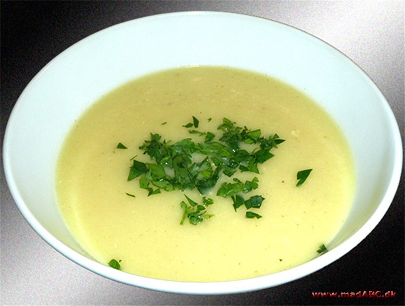 Blomkålssuppe er en rigtig lækker og sund aftensmad. Det er sæson for blomkål juni-november, så det er bare om at komme i gang. Perfekt til let aftensmad til hele for familien. Server med grovboller.  