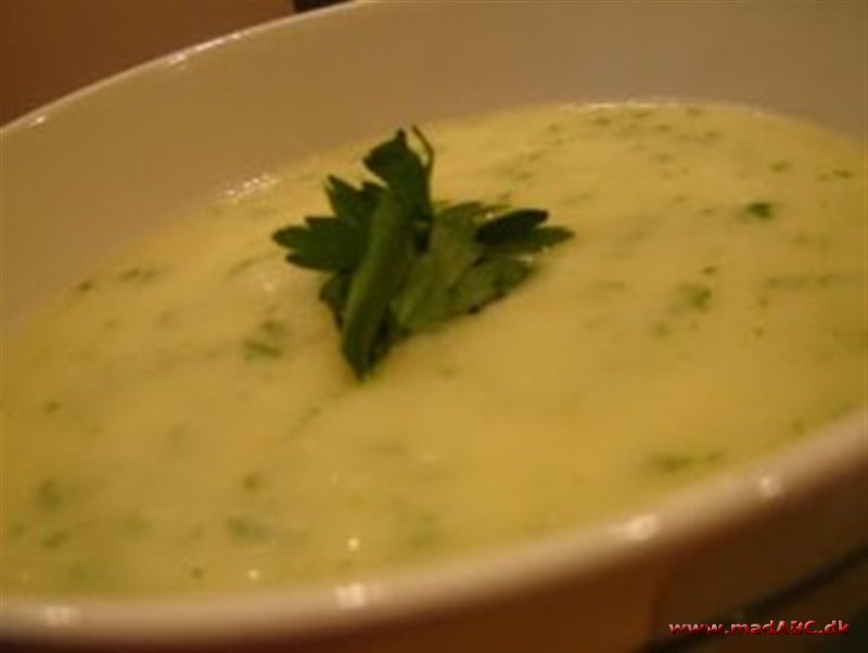 Blomkålssuppe med ost Blomkålssuppe er et hurtigt og nemt forslag til aftensmad for hele familien. i denne opskrift er der tilføjet ost, for at gøre suppen ekstra cremet. Server gerne med groft brød.