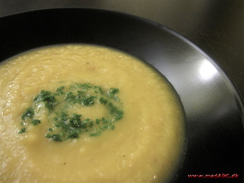 Blomkålssuppe med persillerødder Blomkålssuppe er så dejligt let at lave, og det behøver bestemt ikke at være kedeligt. I denne opskrift laves suppen med persillerod. Godt når, det skal være fastfood uden alle de tomme kalorier.