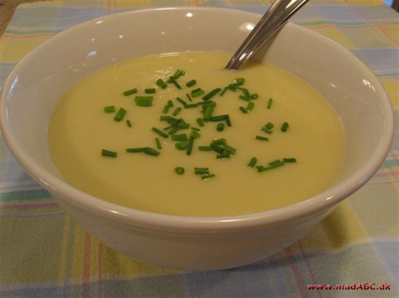 Her er opskriften på en lækker hjertevenlig suppe med blomkål og porre. Server gerne suppen til aftenmadsmad med knækbrød eller andet brød til. 