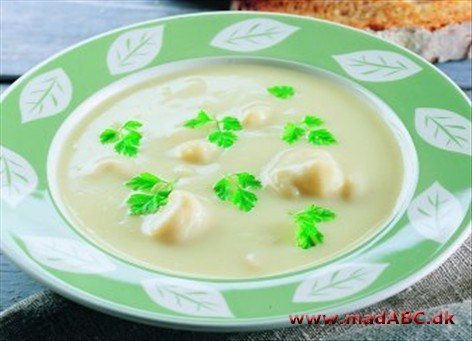 Blomkålssuppe Selvom suppe måske ikke er typisk for sommeren, så smager blomkålssuppe ikke desto mindre dejligt. Suppen en ganske let at lave - prøv den som let aftensmad for familien. Server med ristet brød til.