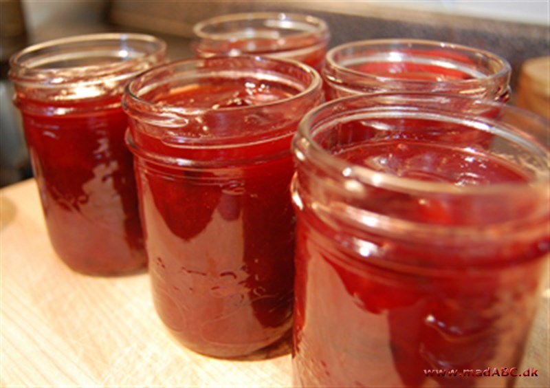 Denne marmelade med blomme og appelsin er lækker på for eksempel nybagte boller eller på morgenbrød en søndag morgen. Marmelade 