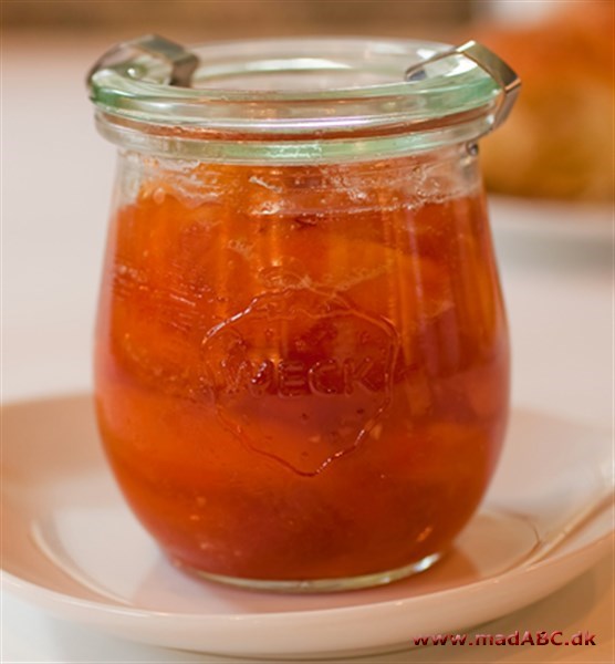 Marmelade er lækkert til for eksempel pandekager eller hjemmelavede boller. Og så er marmelade med blommer og nektarin let at lave. Kan holde længe uåbnet på grund af atamon; et konserveringsmiddel.   
