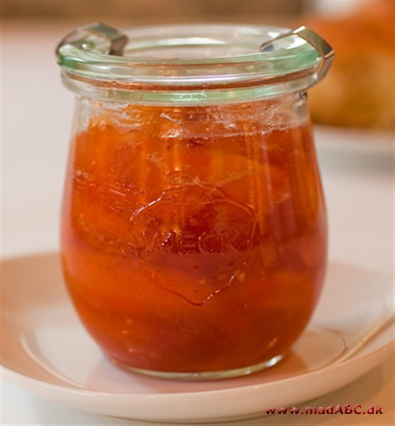 Blomme-nektarin-marmelade Marmelade er lækkert til for eksempel pandekager eller hjemmelavede boller. Og så er marmelade med blommer og nektarin let at lave. Kan holde længe uåbnet på grund af atamon; et konserveringsmiddel.