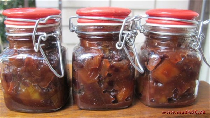 Blomme-pærechutney Chutney stammer oprindeligt fra Indien. Mange kender nok især mangochutney. Men denne chutney med blomme og pære smager mindst ligeså dejligt. Prøv den som en slags marmelade til brød eller lignende.