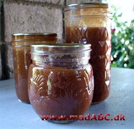 Blomme-æblemarmelade Hjemmelavet marmelade skal man som regel ikke undervurderer. Og denne blomme-æble marmelade er ingen undtagelse. Prøv marmeladen til morgenbrødet eller nybagte boller.