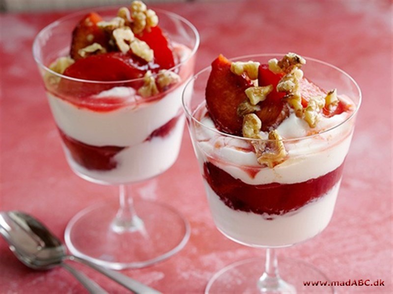 Blommedelight er nem men lækker dessert med blomme og abrikoslikør. Prøv den næste gang du har gæster. Sæsonen for danske blommer er juli til oktober. Brug for eksempel sorten Victoria. 