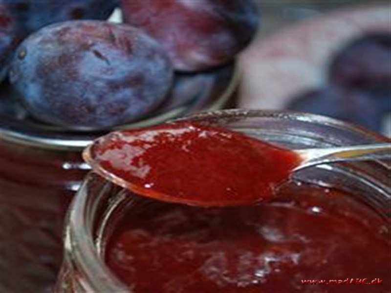 Blommemarmelade med amaretto Det er super lækkert at lave sin egen marmelade. Her er en opskrift på en super nem marmelade med amaretto; en likør af abrikos. Marmeladen smager for eksempel godt på et lunt stykke franskbrød.
