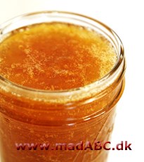 Blommemarmelade med appelsin Her er en opskrift på en lækker marmelade med blommer og appelsin. Prøv marmeladen til for eksempel nybagte boller, eller morgenbød. Marmeladen er let og hurtig at lave.