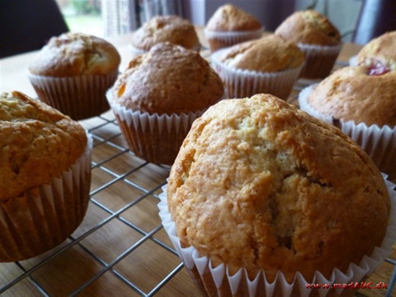 Blommemuffins Disse muffins med blommer er dejlig lette at lave og smager fantastisk. Prøv dem til brunch eller som eftermiddagssnacks til kaffen. Blommerne kan erstattes af æbler, nektariner eller fersken.