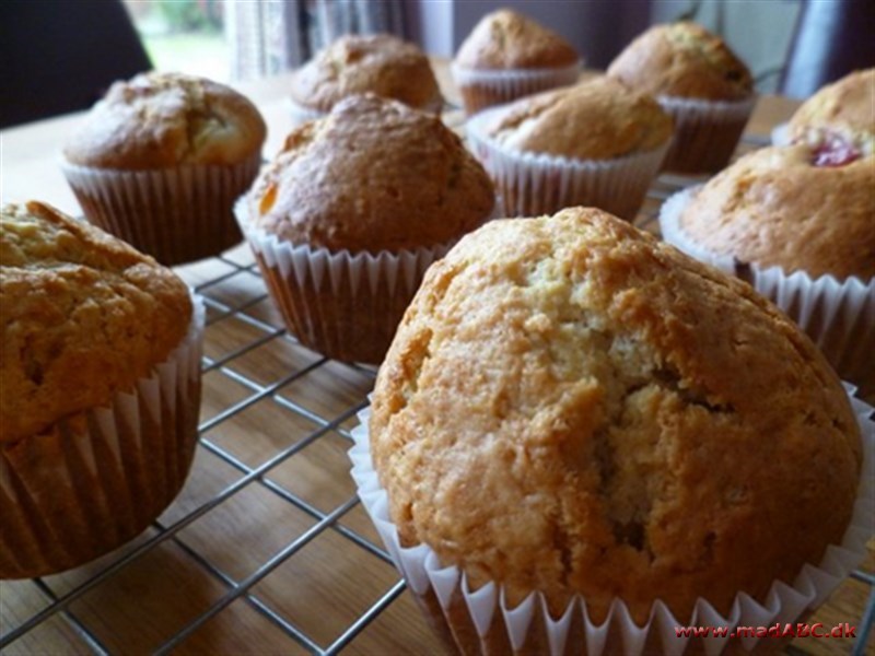 Disse muffins med blommer er dejlig lette at lave og smager fantastisk. Prøv dem til brunch eller som eftermiddagssnacks til kaffen. Blommerne kan erstattes af æbler, nektariner eller fersken.